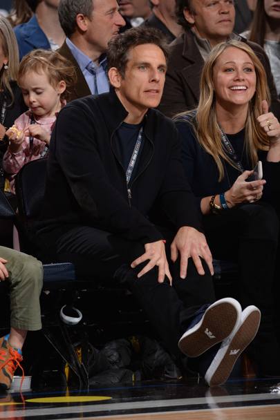 L&#39;attore Ben Stiller si accomoda tra il pubblico, accanto alla moglie Christine Taylor.
